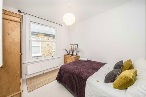 3 bedroom flat for sale, Stapleton Road, London SW17