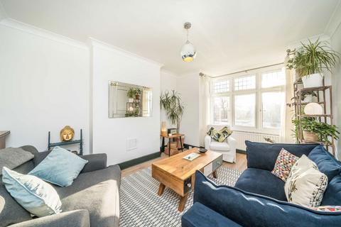 3 bedroom flat for sale, Beechcroft Road, London SW17