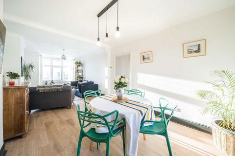 3 bedroom flat for sale, Beechcroft Road, London SW17