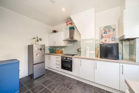 3 bedroom flat for sale, Beechcroft Road, London SW17