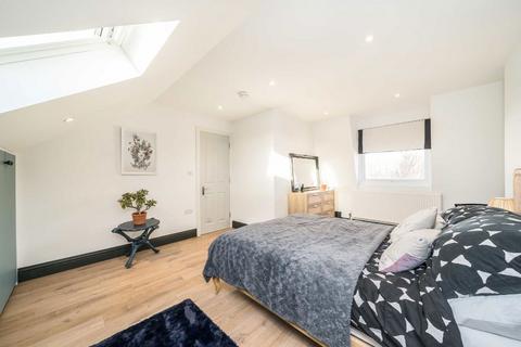 3 bedroom flat for sale, Beechcroft Road, London SW17