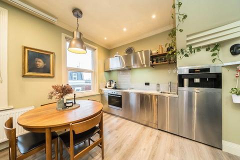 2 bedroom flat for sale, Trinity Road, London SW17