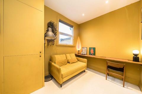 2 bedroom flat for sale, Trinity Road, London SW17