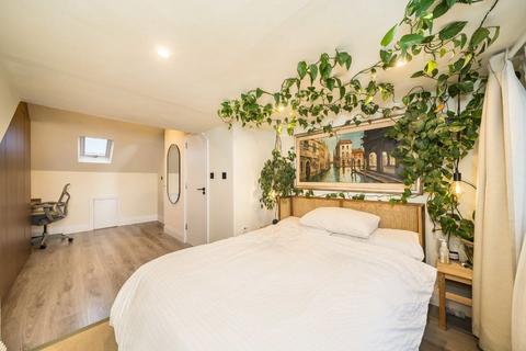 2 bedroom flat for sale, Trinity Road, London SW17