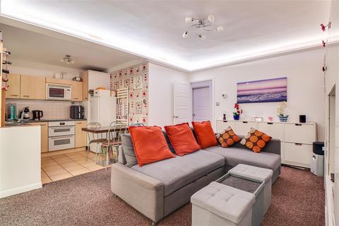 2 bedroom flat for sale, London Road, Benfleet SS7