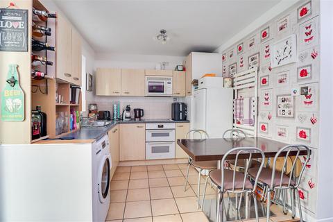 2 bedroom flat for sale, London Road, Benfleet SS7