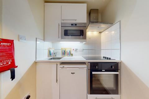 Studio to rent, Chatsworth Road
