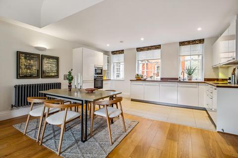 2 bedroom flat for sale, Searle House, London, SW11