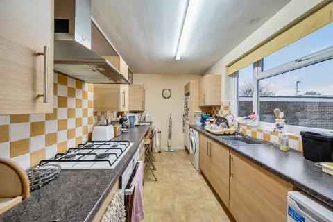 2 bedroom flat for sale, Stratton Close, Edgware, HA8