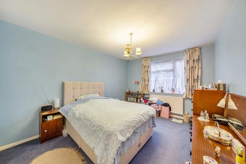 2 bedroom flat for sale, Stratton Close, Edgware, HA8