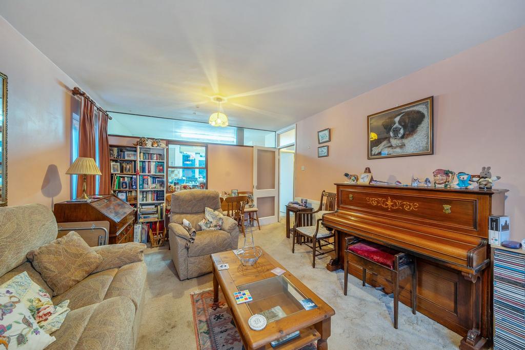 Lounge/dining area