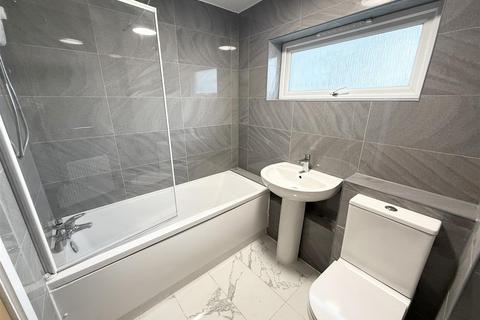 2 bedroom flat to rent, Triumph Close, Coventry