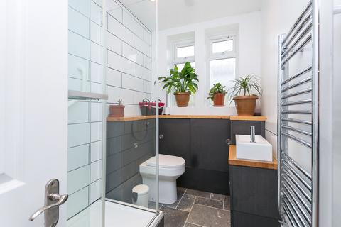 2 bedroom flat for sale, Valley Road, Streatham, London, SW16