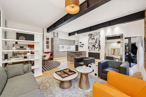 2 bedroom maisonette for sale, Mandeville Courtyard, London, SW11