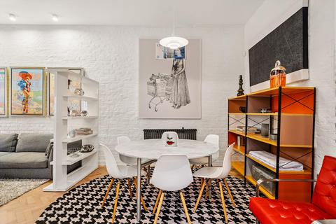 2 bedroom maisonette for sale, Mandeville Courtyard, London, SW11