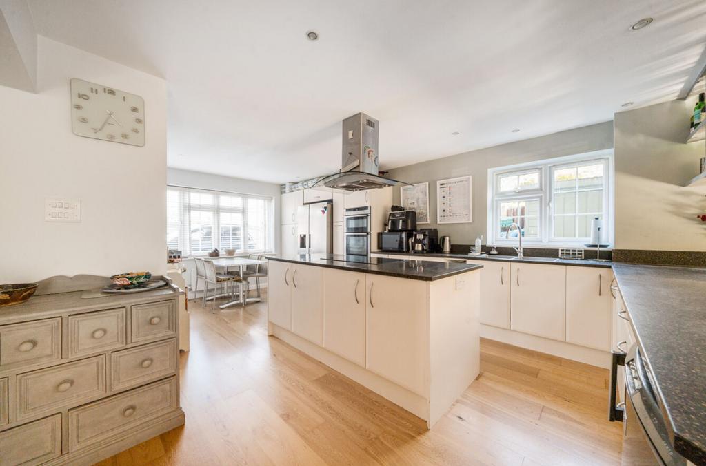 Kitchen/ Breakfast Area