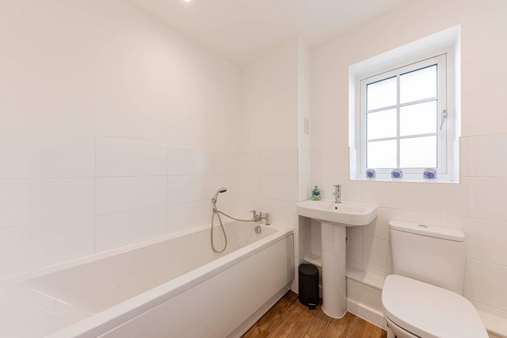Bathroom W.C (1)