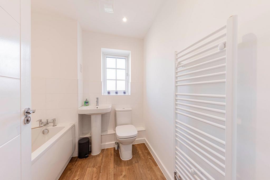Bathroom W.C (2)