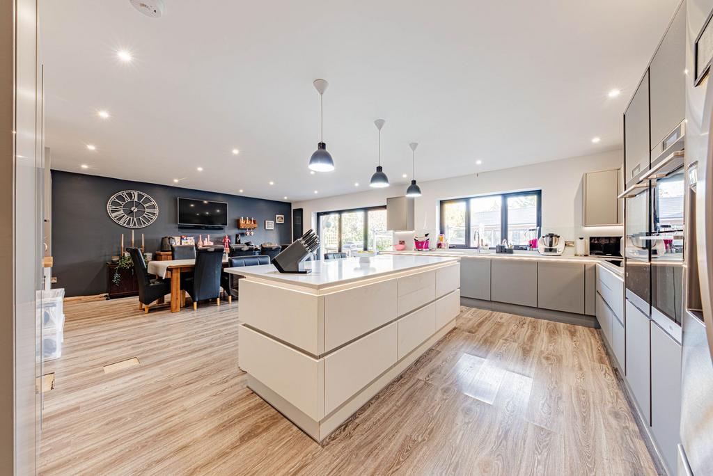 Kitchen/Dining Room (3)