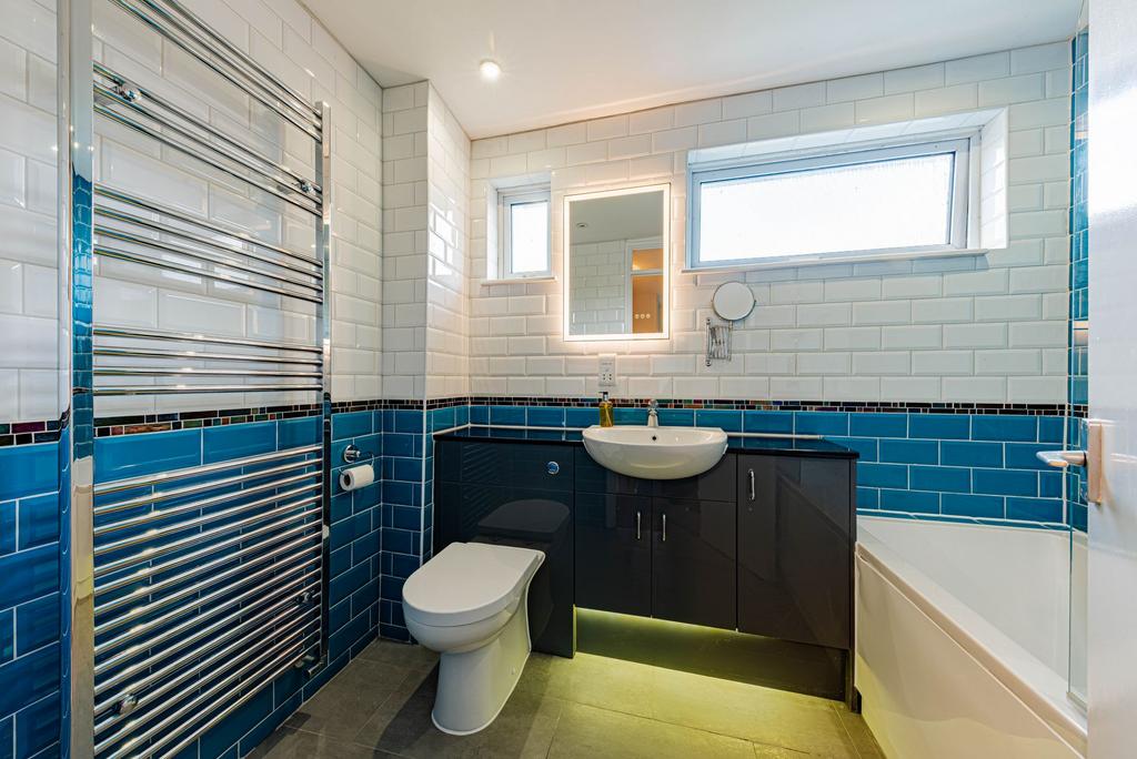 Bathroom W.C (2)