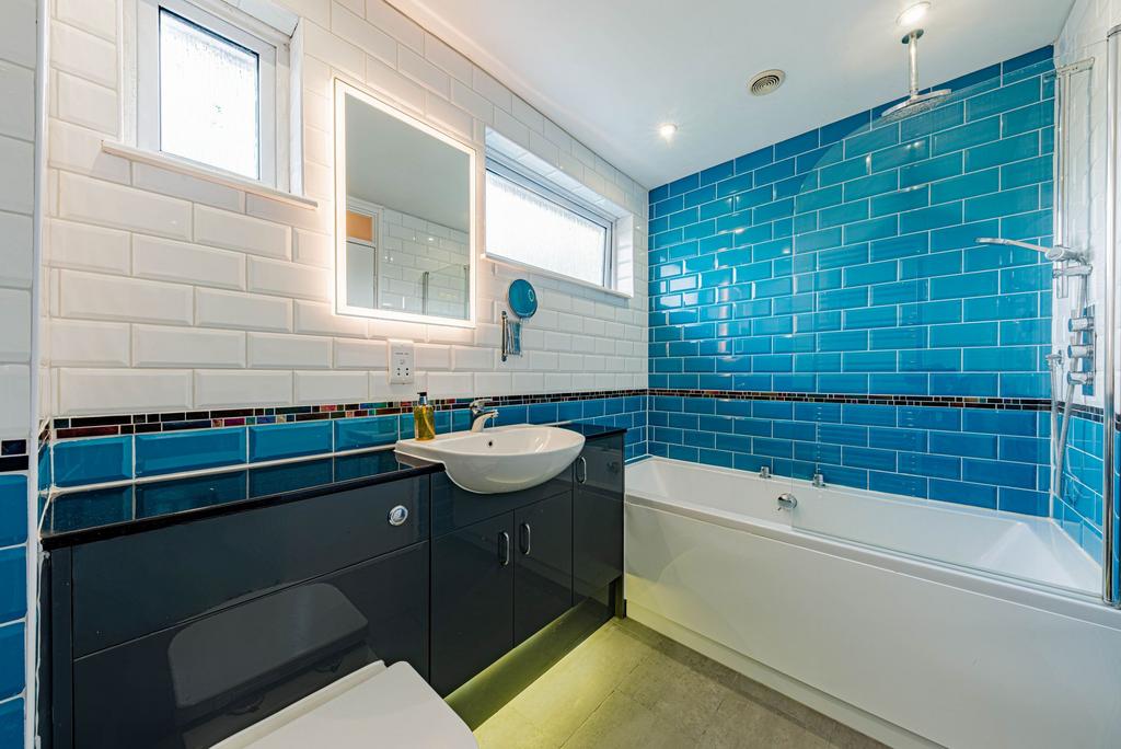 Bathroom W.C (1)