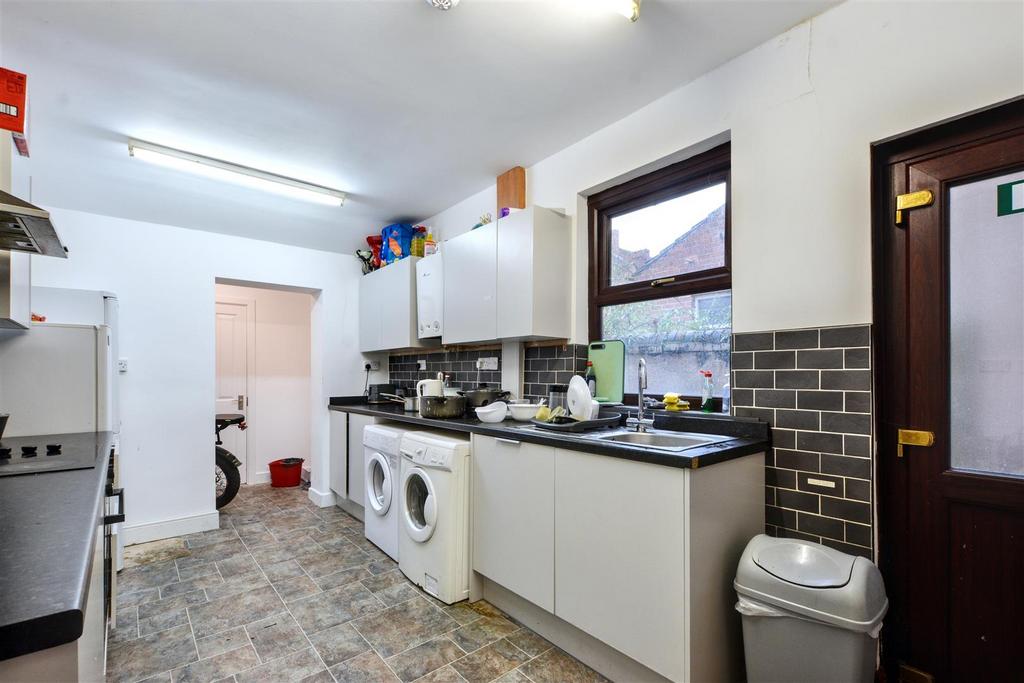 Kitchen 2.jpeg