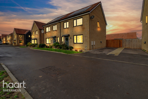 4 bedroom semi-detached house for sale, Sandpiper View, Sheerness