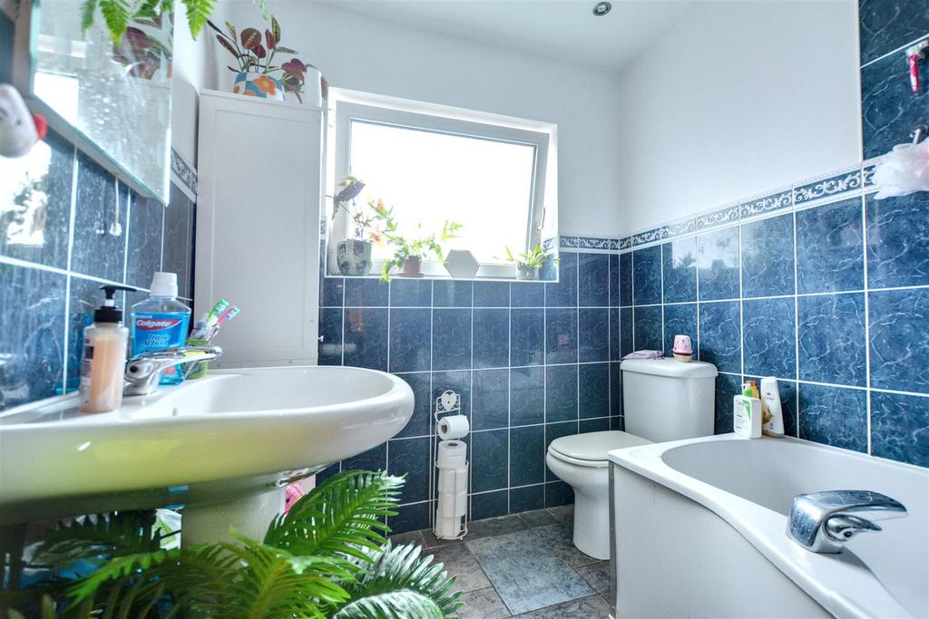 Bathroom 1.jpeg