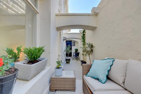 1 bedroom apartment for sale, Adelaide Crescent, Hove.