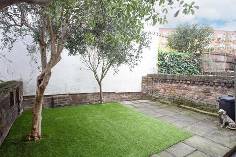3 bedroom flat for sale, Martaban Road, London, N16