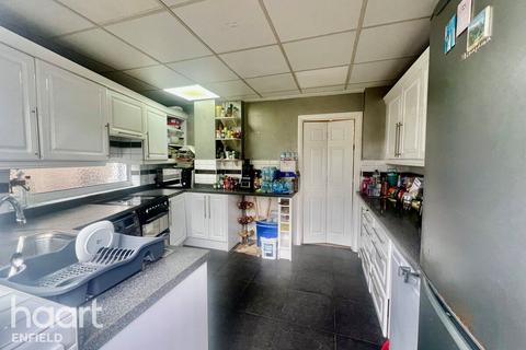 3 bedroom end of terrace house for sale, Carisbrook Close, Enfield