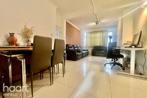 3 bedroom end of terrace house for sale, Carisbrook Close, Enfield