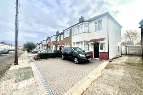 3 bedroom end of terrace house for sale, Carisbrook Close, Enfield