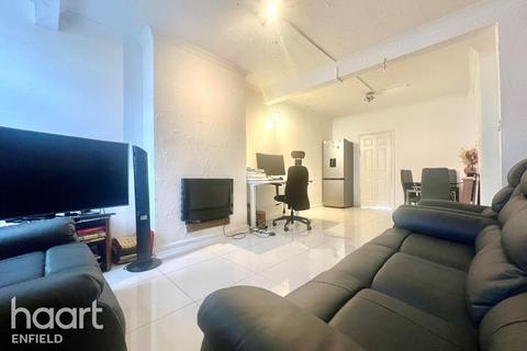 3 bedroom end of terrace house for sale - Carisbrook Close, Enfield