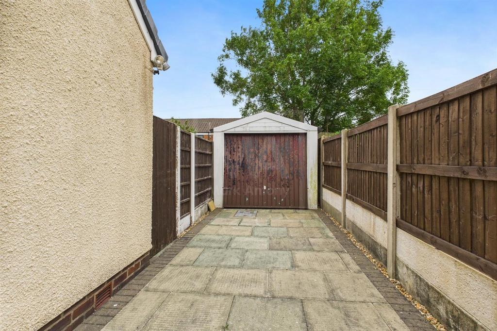 Driveway/Garage