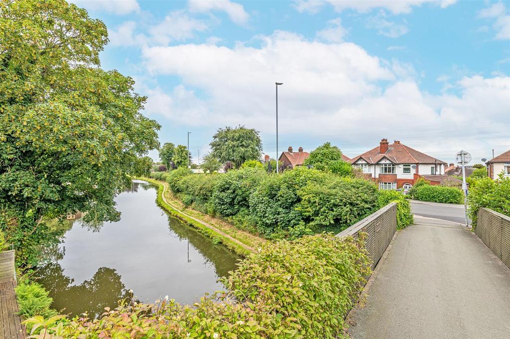 Surrounding Area and Canal Walks