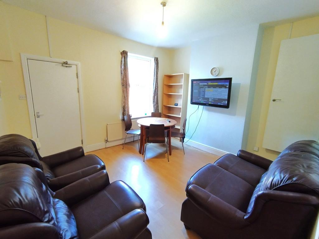 Bright, neatly presented living room with comfo...