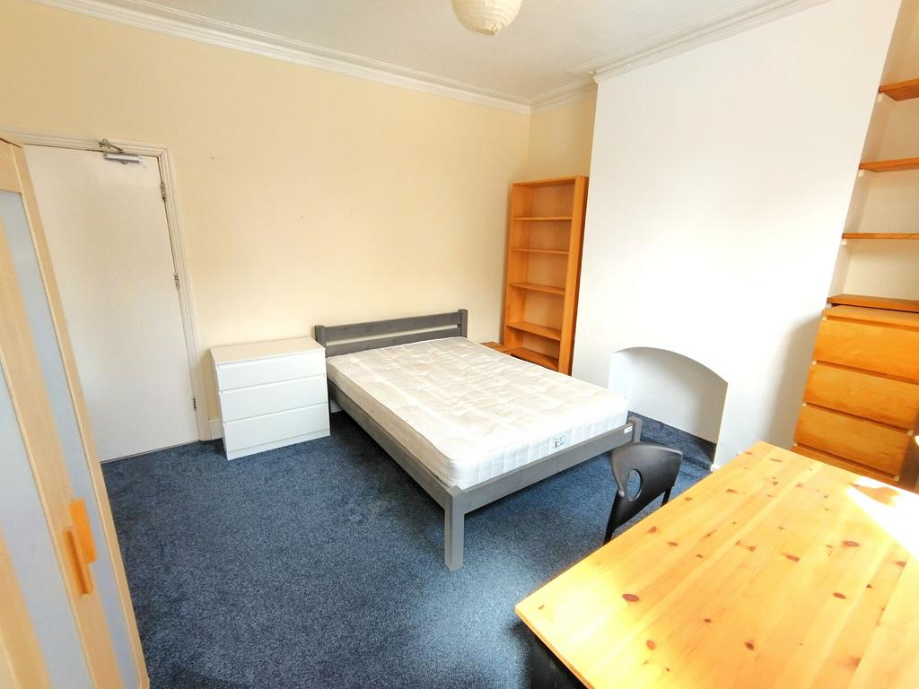 Bright, well-presented double bedroom with a co...