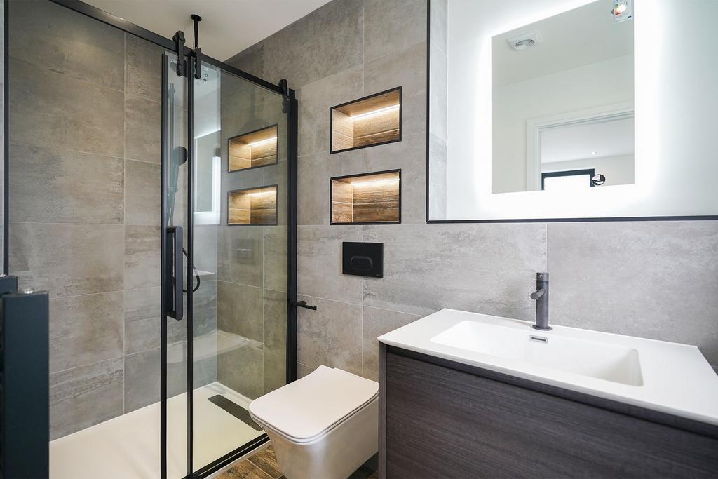 En-suite to Bedroom 4