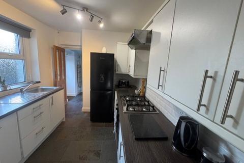 2 bedroom terraced house to rent, King Street, Penarth, CF64