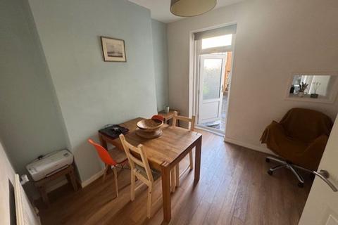 2 bedroom terraced house to rent, King Street, Penarth, CF64