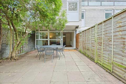 4 bedroom maisonette to rent, Westbridge Road, London SW11