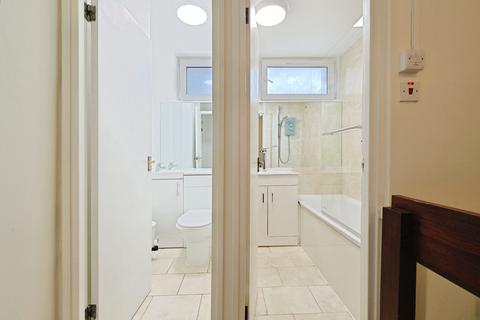 4 bedroom maisonette to rent, Westbridge Road, London SW11