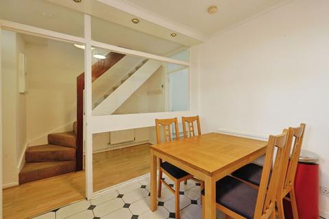 4 bedroom maisonette to rent, Westbridge Road, London SW11