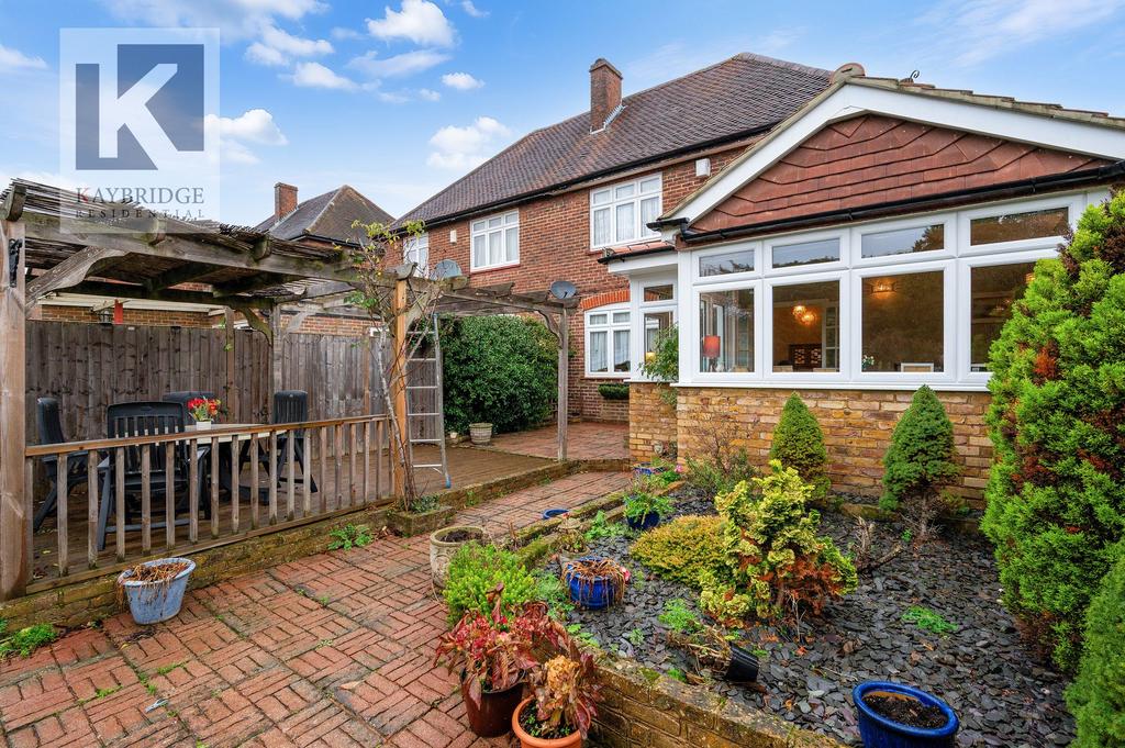 Elmcroft Drive, Chessington - KT9 1 DY