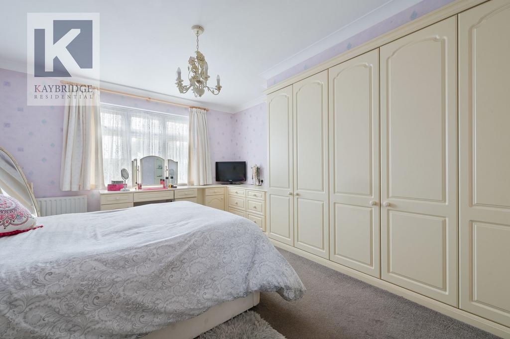 Elmcroft Drive, Chessington - KT9 1 DY