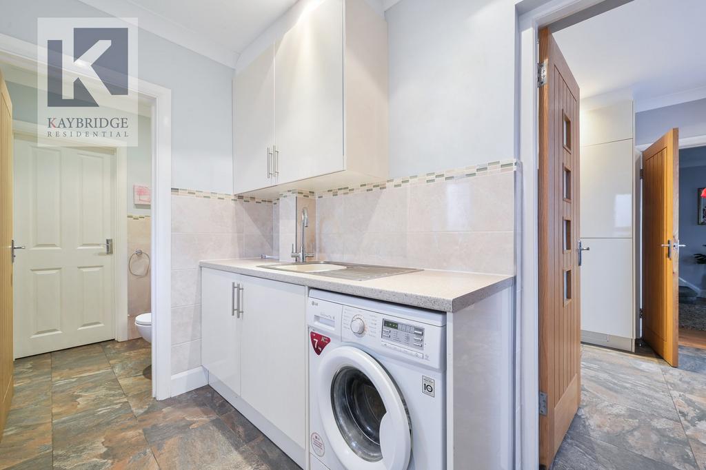Elmcroft Drive, Chessington - KT9 1 DY
