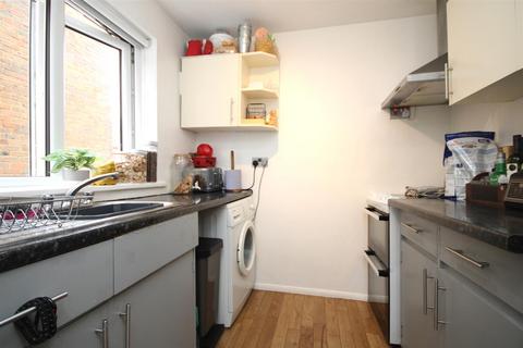 2 bedroom flat to rent, Drummond Road, Guildford