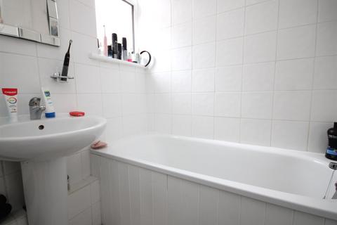 2 bedroom flat to rent, Drummond Road, Guildford