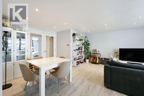 2 bedroom flat for sale, The Oaks Square, Epsom, KT19